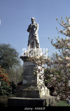 Stadt von Southampton Statue von Lord Palmerston mit Magnolienbaum in voller Blüte im Gemeindepark Stockfoto