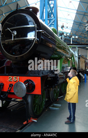 Kleiner Junge mit Vintage Steam Engine National Railway Museum York England UK Stockfoto