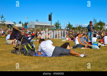 Massen auf einem Festival im Sommer Stockfoto