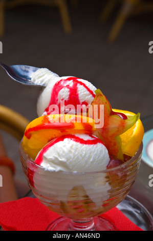 Ein Bananensplit Eis cocktail in Jürmala Lettland EU Stockfoto