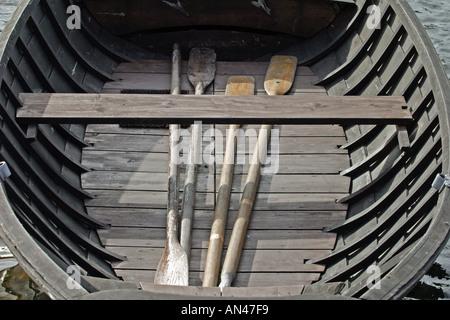 Interieur eines alten ovalen geformten hölzernen seetüchtigen Ruderboot / Schiff / Beiboot für die professionelle Fischerei, Finnland gemacht Stockfoto