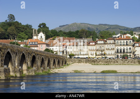 Portugal, Costa Verde, Ponte De Lima, römische Brücke, Fluss Lima & Stadt Stockfoto