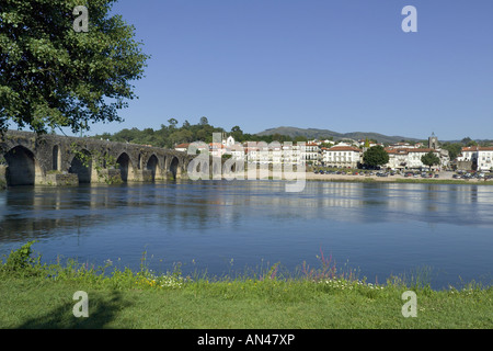 Portugal, Costa Verde, Ponte De Lima, römische Brücke, Fluss Lima & Stadt Stockfoto