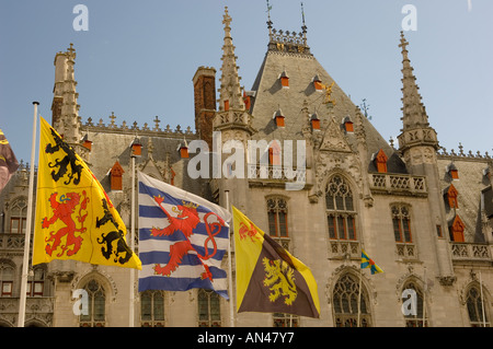 Fahnen in den Markt oder Markt in Brügge Belgien Stockfoto