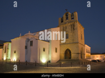 Portugal, Algarve, Faro, Kathedrale, Kirche Platz In der Altstadt bei Nacht Stockfoto