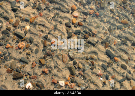 Sandboden gefüllt mit bunten Steinen Stockfoto