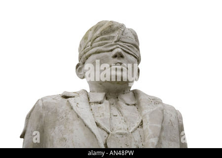 Weltkrieg hat man's Hot in der Morgendämmerung" Tag der Erinnerung. Weiße Marmorstatue der ausgeführten Soldat an der National Memorial Arboretum, Alrewas, Staffordshire, Großbritannien Stockfoto