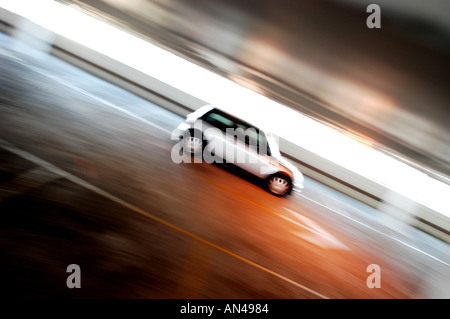 Mini Cooper 2002 in Silber auf einem Parkplatz in Großbritannien fotografiert Stockfoto