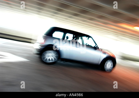 Mini Cooper 2002 in Silber auf einem Parkplatz in Großbritannien fotografiert Stockfoto