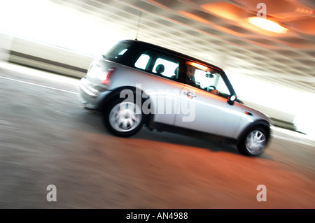 Mini Cooper 2002 in Silber auf einem Parkplatz in Großbritannien fotografiert Stockfoto