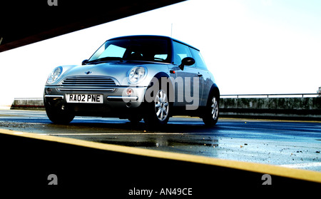 Mini Cooper 2002 in Silber auf einem Parkplatz in Großbritannien fotografiert Stockfoto