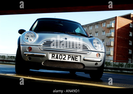 Mini Cooper 2002 in Silber auf einem Parkplatz in Großbritannien fotografiert Stockfoto