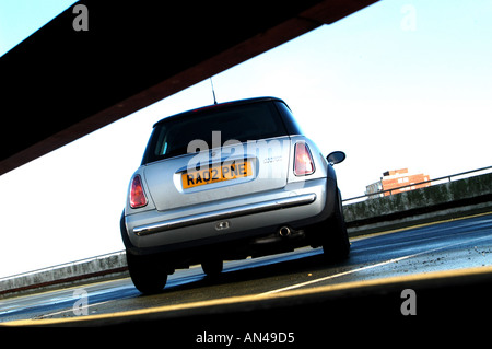 Mini Cooper 2002 in Silber auf einem Parkplatz in Großbritannien fotografiert Stockfoto