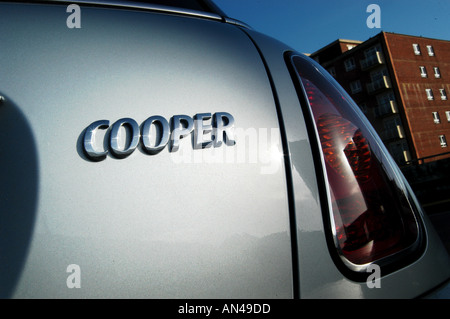 Mini Cooper 2002 in Silber auf einem Parkplatz in Großbritannien fotografiert Stockfoto