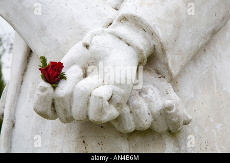 Weltkrieg hat man's Hot in der Morgendämmerung" Tag der Erinnerung. Weiße Marmorstatue der ausgeführten Soldat an der National Memorial Arboretum, Alrewas, Staffordshire, Großbritannien Stockfoto