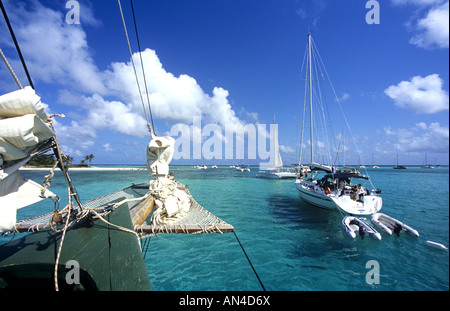 Yachten ankern in der Tobago Cays, Grenadinen, östlichen Karibik. Stockfoto