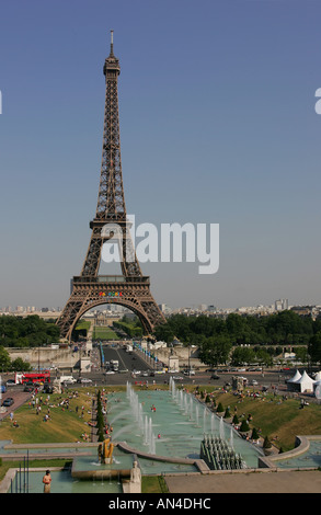 Eine Gesamtansicht des Eiffelturms abgebildet in der Stadt Paris in Frankreich. Man sieht hier, Stand auf dem Champ de Mars. Stockfoto