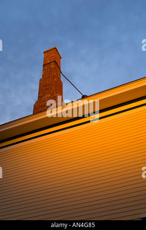 Abstellgleis auf ein Abstellgleis Haus mit gemauerten Schornstein im Sonnenuntergang New Brunswick Kanada Schindeln Stockfoto