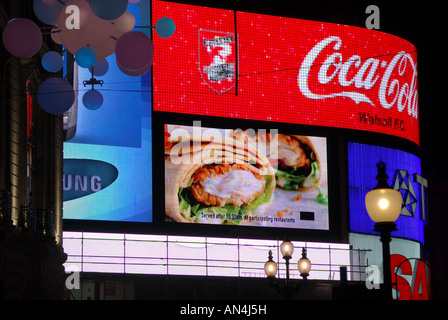 Beleuchtete Werbeschilder bei Nacht, Piccadilly Circus, West End, London, England, Großbritannien Stockfoto