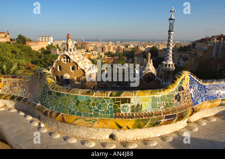 Trencadís gefliesten Sitzbank und Dächer der Torhäuser im Park Güell Barcelona Spanien Stockfoto