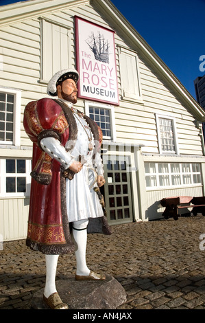 Statue von Henry 8. und der Mary Rose Museum im Portsmouth Dockyard Hampshire England UK Stockfoto