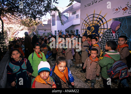 Eine Gruppe von Schülern in Damaskus Syrien spielen Stockfoto