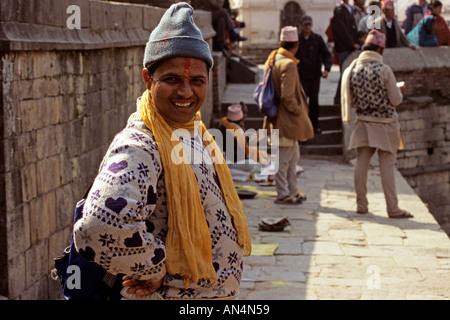 Gruppe von Leuten auf den Ghat stehen durch Fluss, Kathmandu, Nepal Stockfoto
