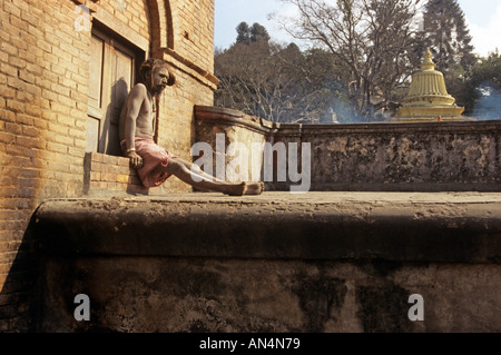 Gatz sadhu heiliger Mann am Fluss Bagmati, Kathmandu, Nepal, Südasien Stockfoto