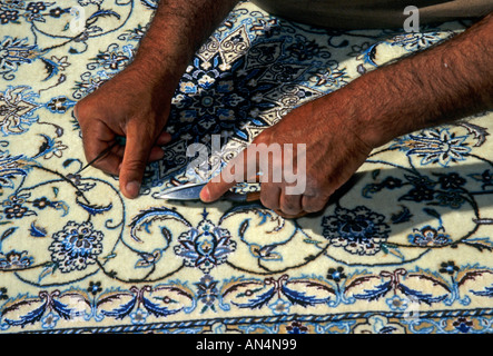 Teppich Weber arbeiten an komplexen Teppich, bis der Hände schließen, Esfehan, Iran, Naher Osten Stockfoto