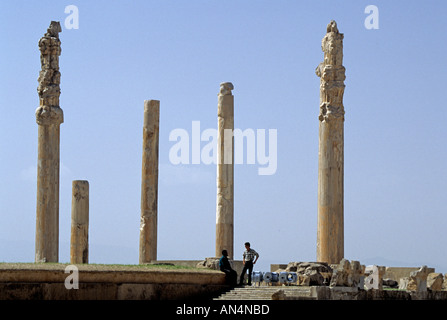 Männliche Touristen durch Spalte Ruinen von Apadana in antiken Stadt Persepolis, Iran, Naher Osten in den Schatten gestellt Stockfoto