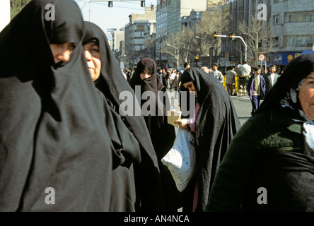 Burka bekleideten Frauen auf einer Straße in Teheran-Iran Stockfoto