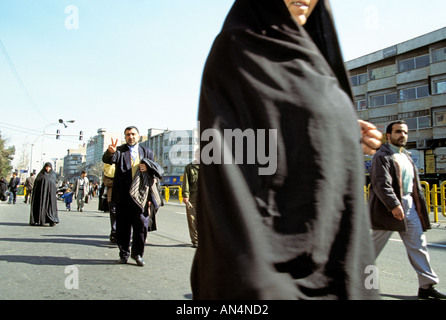 A Straßenszene in Teheran Iran mit Menschen Freitagsgebet teilnehmen wird vorbereitet Stockfoto