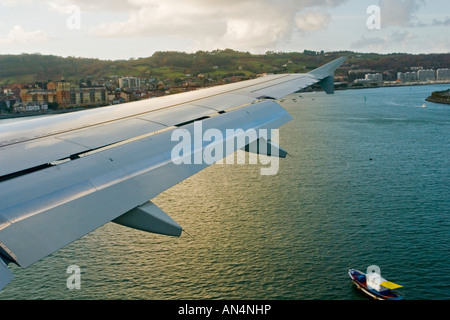 Voll ausgefahrenen Klappen zum Zeitpunkt der Landung (Spanien). Aile d'avion Aux Volets Entièrement Déployés À l'atterissage (Espagne). Stockfoto