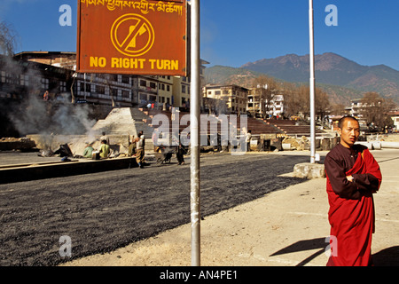 Mönch steht vor der Baustelle, Thimpu, Bhutan Stockfoto
