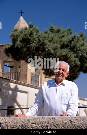 Armenische Mann vor der Kirche, armenische Viertel, Esfehan, Iran Stockfoto