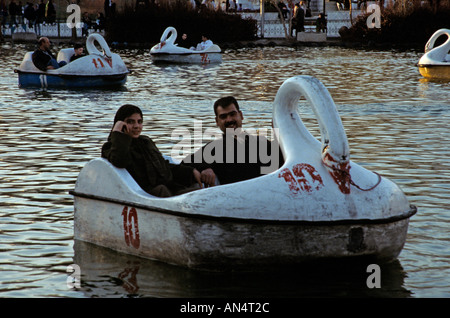 Paar in Schwan Tretboot auf Park See in der Abenddämmerung, Teheran, Iran, Naher Osten Stockfoto