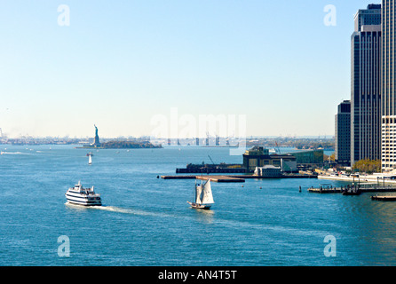 NEW YORK CITY NEW YORK New York Skyline von der Staten Island Ferry an einem schönen Herbsttag gesehen Stockfoto