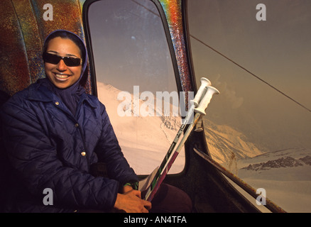 Junge Frau Skifahrer in einer Seilbahn, Alborz Gebirge, Teheran, Iran, Naher Osten Stockfoto