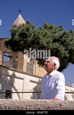 Eine armenische Mann vor einer Kirche in einem armenischen Viertel im Esfehan Iran Stockfoto