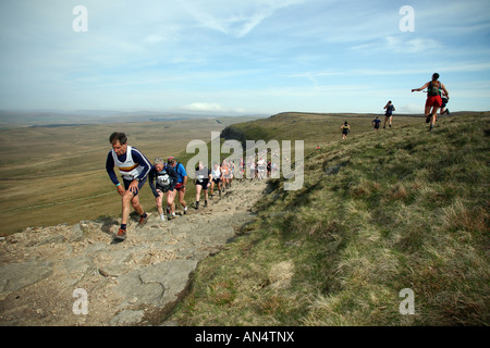 Läufer in 2007 drei Gipfel Rennen in Yorkshire zu überqueren, an den Hängen des Pen-y-Gent Stockfoto