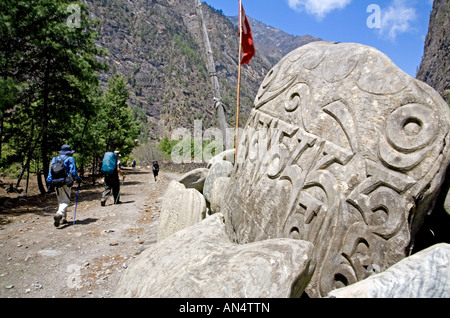 Steinen mit buddhistischen Mantra Om Mani Padme Hum. Khotro Dorf verlassen. Annapurna Circuit Trek. Nepal Stockfoto