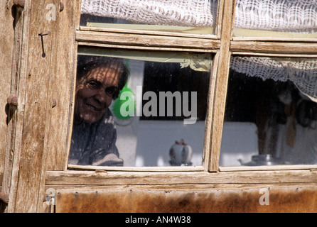 Eine armenische Frau spähen aus dem Fenster ihres Hauses in Esfehan Iran Stockfoto