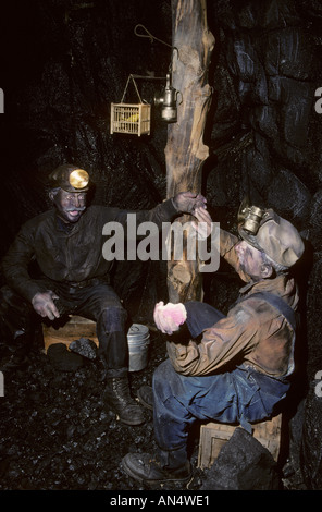 Bergbauausstellung mit Männern und kanarienvogel, National Mining Hall of Fame and Museum, Leadville, Colorado, USA Stockfoto