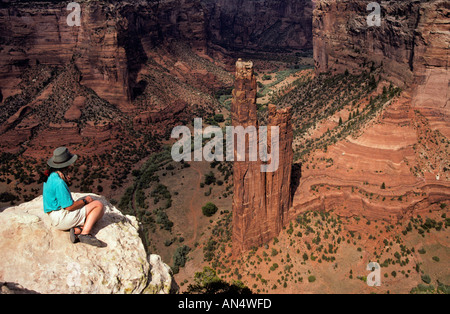 Weibliche Touristen auf der Suche im Spider Rock Canyon de Chelly National Park Arizona USA Stockfoto