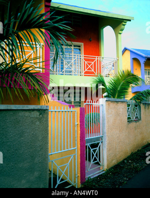 Mauritius, Flic-En-Flac - bunte Wohnsiedlung am späten Nachmittag Stockfoto