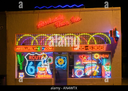 Neon Schilder Store in der Nacht bei Route 66 in Albuquerque, New Mexico, USA Stockfoto