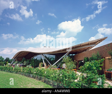 Savill Gebäude, Windsor Great Park, Surrey, 2006. Terrasse und Spitzdach. Savill Gardens Stockfoto