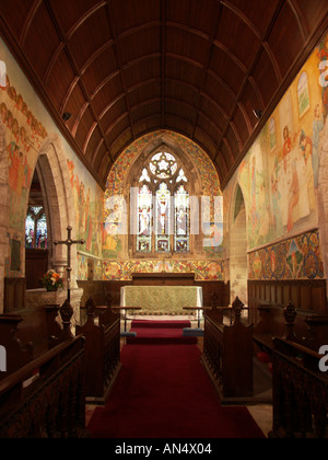 Clayworth St. Peters Church Innenwände zeigen Wandbilder des renommierten schottischen Künstlers Phoebe Anna Traquair. Stockfoto