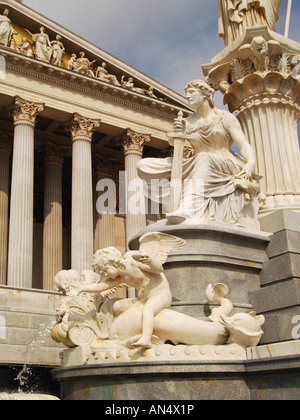 Detail der Athena Fountain, Pallas-Athene-Brunnen vor dem österreichischen Parlament Gebäude, Wien, Österreich Stockfoto