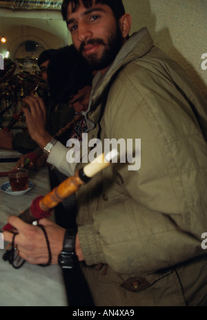 Ein Mann Rauchen Wasserpfeife in einem Teehaus in Teheran-Iran Stockfoto